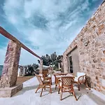 Stone Built House Next To The Βίλα Αμμουλιανή