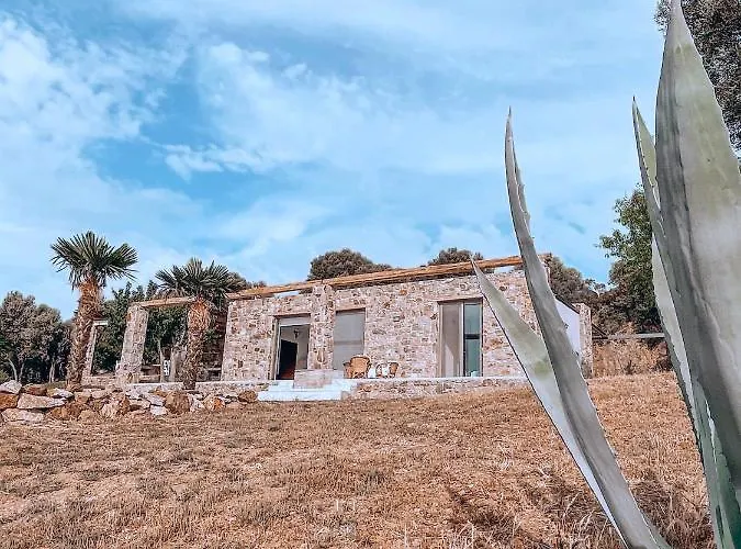Stone Built House Next To The Villa Amulianí